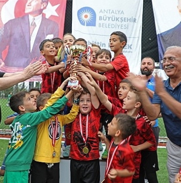 23-nisan-futbol-turnuvasi-heyecan-katti-FUCgGPpk.jpg