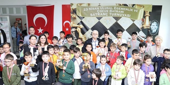 23 Nisan Ulusal Egemenlik ve Çocuk Bayramı kapsamında Ahmet Akın Kültür Merkezi’nde iki gün boyunca satranç turnuvası düzenlendi