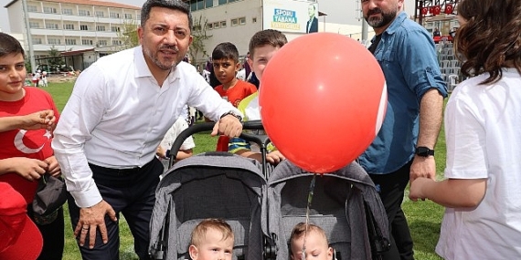 23 Nisan Ulusal Egemenlik ve Çocuk Bayramı, tüm yurtta olduğu gibi Nevşehir’de de coşkuyla kutlandı. Törene Nevşehir Belediye Başkanı Rasim Arı’da katıldı