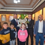 75-yil-ilkogretim-okulu-iradecileri-ve-ogrencilerimizden-olusan-heyet-belediye-baskanimiz-adnan-oztasi-makaminda-brnZmS9t.jpg