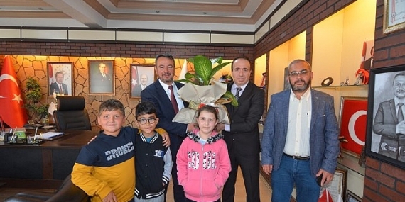 75. Yıl İlköğretim Okulu iradecileri ve öğrencilerimizden oluşan heyet, Belediye Başkanımız Adnan Öztaş’ı makamında ziyaret ettiler