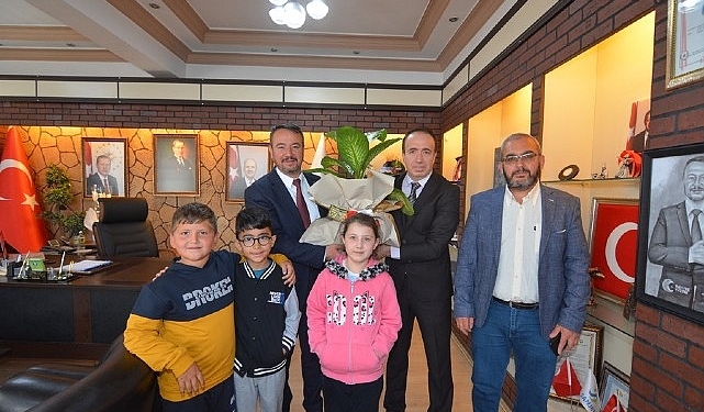 75. Yıl İlköğretim Okulu iradecileri ve öğrencilerimizden oluşan heyet, Belediye Başkanımız Adnan Öztaş’ı makamında ziyaret ettiler