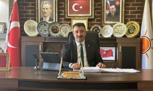 ak-parti-konak-ilce-baskani-basdastan-cagri-konak-belediyesinin-borc-pankartini-asin-HO7QyTOE.jpg