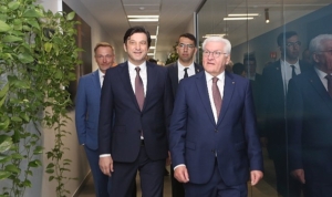 almanya-cumhurbaskani-frank-walter-steinmeier-dhl-express-turkiyenin-istanbul-havalimanindaki-operasyon-merkezini-ziyaret-etti-7RRX9gIa.jpg