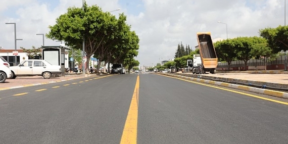 Antalya Büyükşehir Belediyesi, Kepez ilçesi Seyhan Caddesi’nin deforme olan asfaltını yeniliyor
