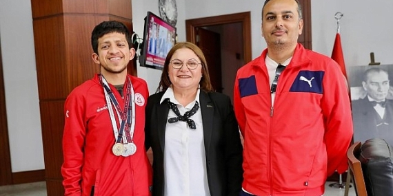 Antalya’da düzenlenen Özel Sporcular Türkiye Yüzme Şampiyonası’nda büyük başarı elde eden Erdem Günay Atacan Didim Belediye Başkanı Hatice Gençay’ı ziyaret etti
