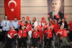 baskan-aydin-engelsiz-koroya-eslik-etti-Qdy6uPLW.jpg