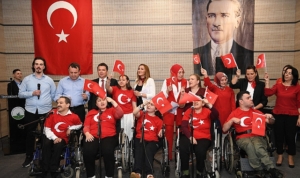 baskan-aydin-engelsiz-koroya-eslik-etti-Qdy6uPLW.jpg