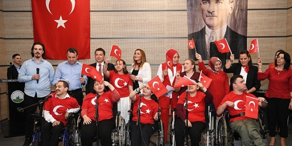 Başkan Aydın engelsiz koroya eşlik etti