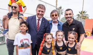 baskan-cemil-tugay-goztepenin-23-nisan-programina-katildi-butun-izmirin-belediye-baskaniyim-Me9bWbOX.jpg