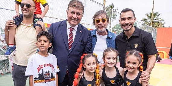 Başkan Cemil Tugay Göztepe’nin 23 Nisan programına katıldı “Bütün İzmir’in belediye başkanıyım”