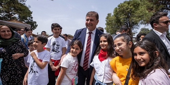 Başkan Tugay Kültürpark’ta çocuklarla bir araya geldi