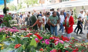 bayindir-cicek-festivali-son-gununde-de-doldu-tasti-vcAYCAd8.jpg