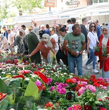 bayindir-cicek-festivali-son-gununde-de-doldu-tasti-vcAYCAd8.jpg