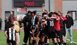 burhaniye-belediyespor-u-18-futbol-takimi-balikesir-il-sampiyonasinda-gosterdigi-basarili-sonuclarla-ust-uste-2-miU1Ph1y.jpg