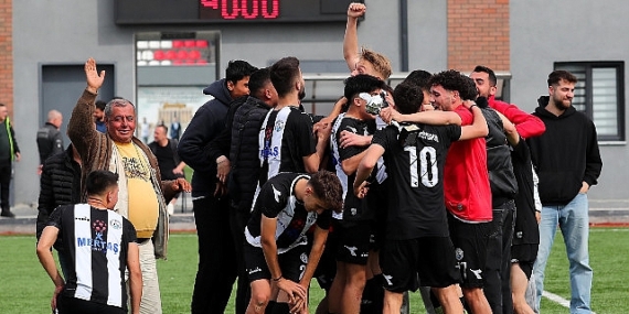 Burhaniye Belediyespor U-18 Futbol Takımı, Balıkesir İl Şampiyonası’nda gösterdiği başarılı sonuçlarla üst üste 2. kez Türkiye Şampiyonası’na katılma hakkı kazandı