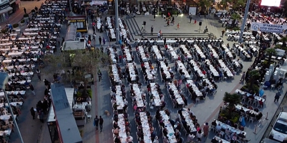 Burhaniyeliler, Kadir Gecesi’nde her yıl olduğu gibi bu yıl da Cumhuriyet Meydanı’nda iftarda buluştu
