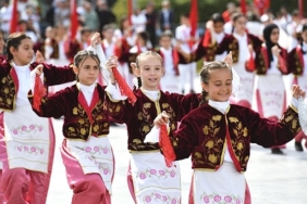 cumhuriyet-meydani-cocuklarin-gosterileriyle-renklendi-Dss2YhIi.jpg