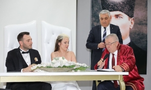 edremit-belediye-baskani-mehmet-ertas-ilk-nikahi-kiydi-7jbMbxZL.jpg