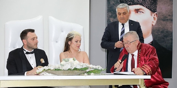 Edremit Belediye Başkanı Mehmet Ertaş, ilk nikahı kıydı