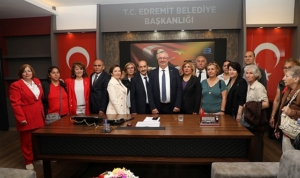 edremitliler-baskan-ertas-ile-kucaklasti-4begfAT7.jpg