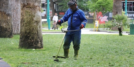 Edremit’te parklara bahar bakımı