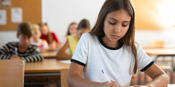 EY, deprem bölgesindeki öğrencilerin kesintisiz eğitime erişimi için desteklerini sürdürüyor