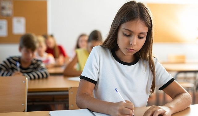 EY, deprem bölgesindeki öğrencilerin kesintisiz eğitime erişimi için desteklerini sürdürüyor