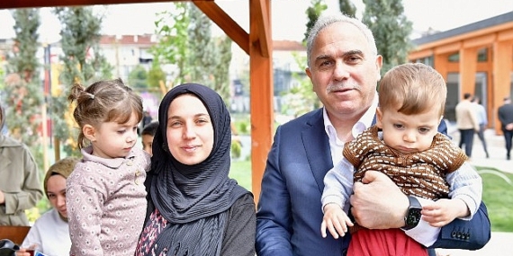 Fatih Belediye Başkanı M. Ergün Turan, Karasurları Millet Bahçesi’nde vatandaşlarla buluşarak samimi sohbetlerine katıldı