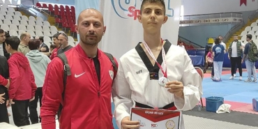 foca-belediyespor-kulubu-taekwondo-subesi-sporcusu-asrin-yagiz-buyukyavuz-yari-final-elemelerini-altin-madalya-RmIB3QJY.jpg