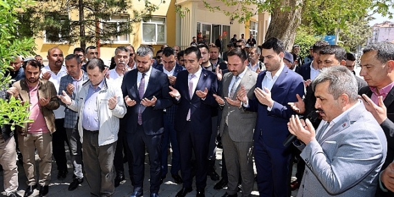 Geçtiğimiz günlerde mazbatasını alan Karaman Belediye Başkanı Savaş Kalaycı, dualarla ve kurban kesilerek görevine başladı
