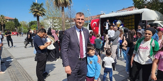 Gölcük Belediyesi’nin Ramazan Bayramı kapsamında Anıtpark’ta hazırladığı oyun alanını dolduran çocuklar, coşku içerisinde doyasıya eğlendiler