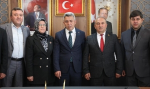goreve-gelmesinin-ardindan-ziyaretcilerini-kabul-etmeye-devam-eden-kandira-belediye-baskani-erol-olmez-kandirada-JV7Wh2gU.jpg