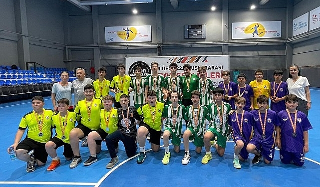 Hentbol ve masa tenisinde kazananlar kupa ve madalyalarını aldı