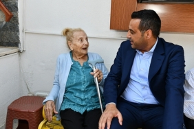 huzurevlerine-gulumseten-ziyaretler-cigli-belediye-baskani-onur-emrah-yildiz-bir-dokunduk-bin-dua-aldik-uLQt58mS.jpg