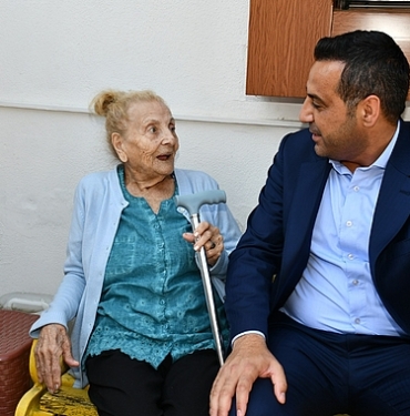 huzurevlerine-gulumseten-ziyaretler-cigli-belediye-baskani-onur-emrah-yildiz-bir-dokunduk-bin-dua-aldik-uLQt58mS.jpg