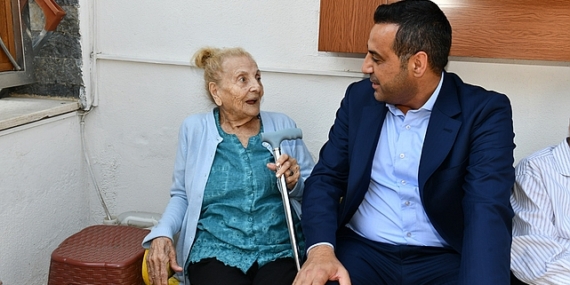 Huzurevlerine gülümseten ziyaretler Çiğli Belediye Başkanı Onur Emrah Yıldız “Bir dokunduk, bin dua aldık”