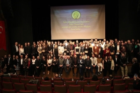 istanbul-buyuksehir-belediyesi-sehir-tiyatrolari-24-direklerarasi-seyirci-odullerinden-sahne-tasarimi-odulune-layik-goruldu-iOPQfKZ5.jpg