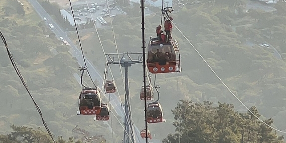 İzmir İtfaiyesi teleferikte mahsur kalanlar için kurtarma çalışmalarına katıldı
