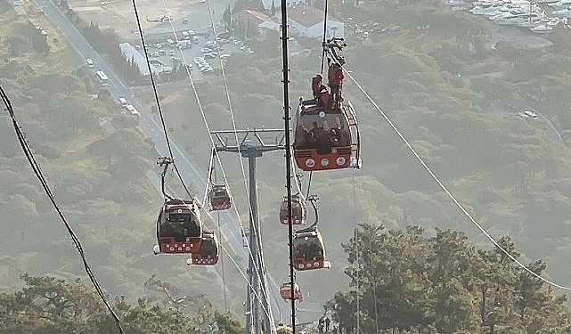 izmir-itfaiyesi-teleferikte-mahsur-kalanlar-icin-kurtarma-calismalarina-katildi-DyaD35v2.jpg
