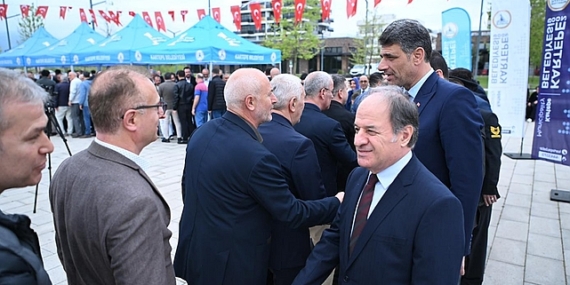 Kartepe’de geleneksel ilçe bayramlaşması Ramazan Bayramı’nın ilk günün de Kent Meydan’ında gerçekleştirildi