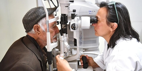 Kulakları duymayan 86 yaşındaki Cemil Amca Eşrefpaşa Hastanesi’nde tedavi oldu