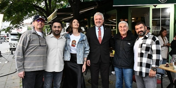 Lüleburgaz Belediye Başkanı Dr. Murat Gerenli, çekimleri Lüleburgaz’da süren ‘Paranoya’ filminin setini ziyaret ederek usta oyuncularla bir araya geldi
