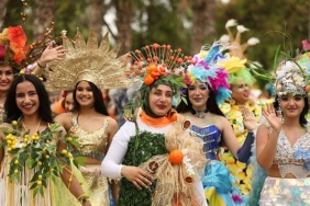 milyonlar-karnaval-coskusunu-adana-sokaklarina-yasadi-9SBASdhV.jpg