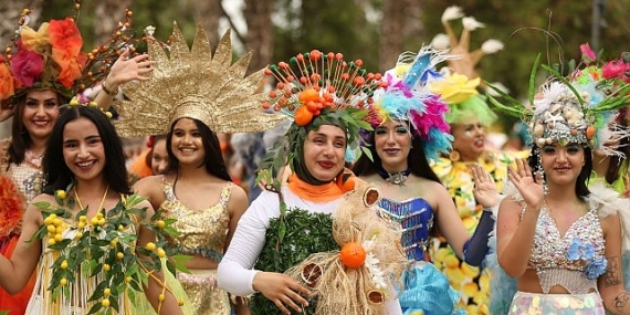 Milyonlar Karnaval Coşkusunu Adana Sokaklarına Yaşadı