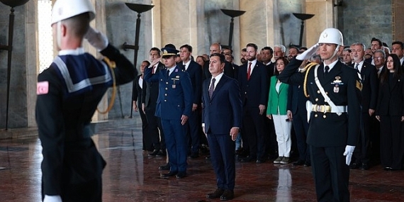 Muğla Büyükşehir Belediye Başkanı Ahmet Aras ve yeni seçilen 11 CHP’li ilçe belediye başkanı Anıtkabir’i ziyaret etti.