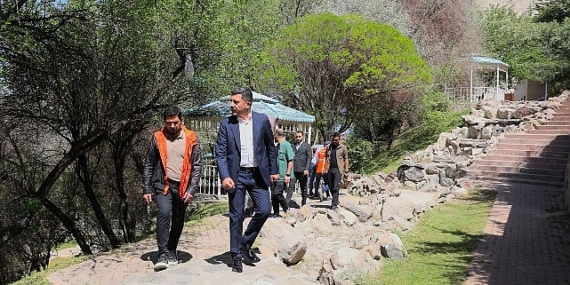 Nevşehir Belediye Başkanı Rasim Arı, belediye ekipleri tarafından Fatih Sultan Mehmet Mahallesi’nde gerçekleştirilen temizlik, bakım ve onarım çalışmalarını inceledi