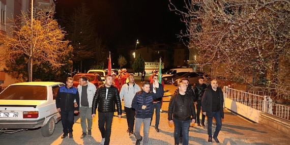 Nevşehir Belediye Başkanı Rasim Arı, gece mehter marşları ile vatandaşları sahura kaldıran mehter takımı ile birlikte vatandaşları selamladı