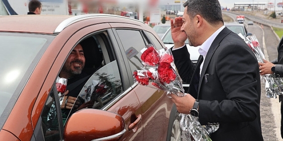 Nevşehir Belediye Başkanı Rasim Arı, Ramazan Bayramı tatilini Kapadokya’da karşılayacak yerli turistleri ve bayram için memleketlerine dönen hemşehrilerini kent girişinde karanfille karşıladı