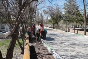 nevsehir-belediyesi-ekipleri-ramazan-bayrami-oncesi-taslibel-ve-kaldirim-mezarliklarinda-temizlik-ve-bakim-calismasi-QXtuC8rm.jpg